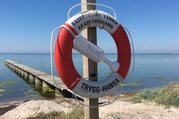 Brygga och livboj i Kvarnåkershamn